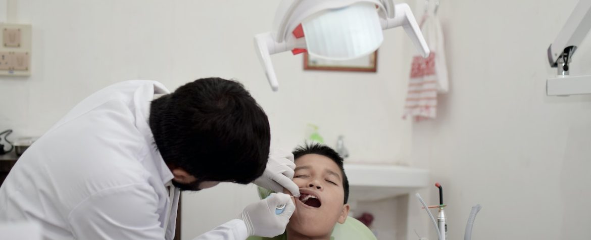 Dentiste pédiatrique : comment soigner les caries des enfants ?